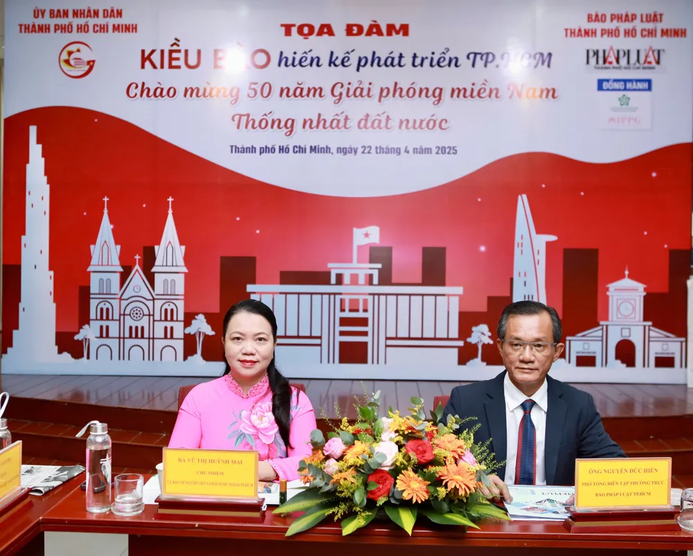 Tọa đàm do ông Nguyễn Đức Hiển - Phó tổng biên tập Báo Pháp luật TP.HCM và bà Vũ Thị Huỳnh Mai - Chủ nhiệm Ủy ban Về người Việt Nam ở nước ngoài TP.HCM chủ trì. Ảnh: NGUYỆT NHI. pháp lý cho kiều bào