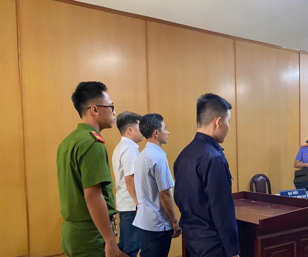 Các bị cáo tại tòa. Ảnh: YC danh-gay-chan-ong-tho-ho 2.jpg