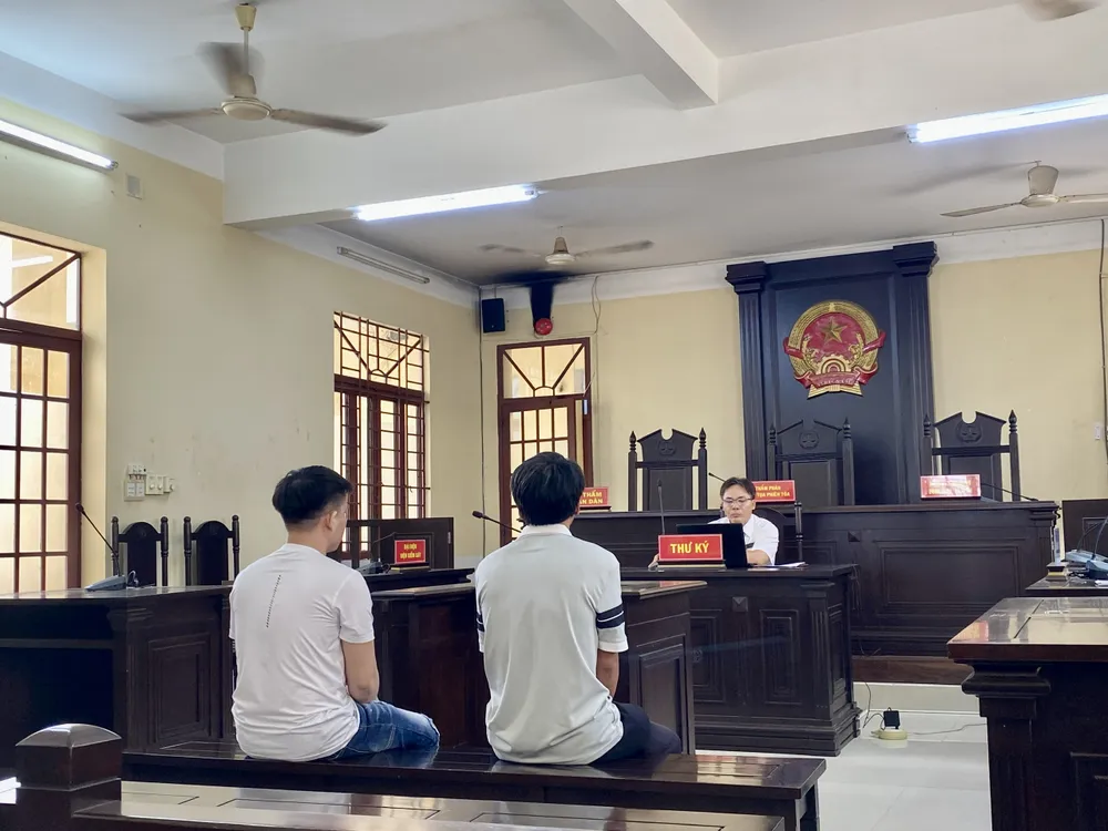 Hai bị cáo tại tòa. Ảnh: YC kiểm sát viên