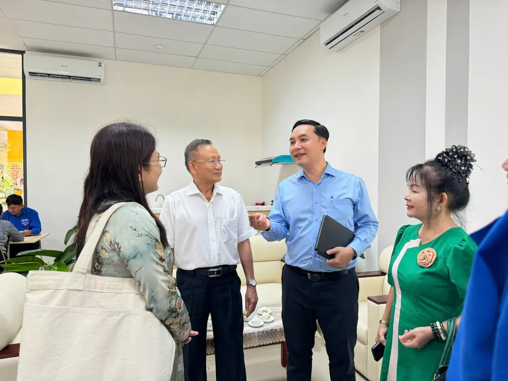 Bí thư Đảng ủy phường Thủ Đức Mai Hữu Quyết (áo xanh) cùng luật sư Nguyễn Văn Trung - Chủ nhiệm Đoàn Luật sư TP.HCM tham quan điểm tư vấn pháp luật miễn phí cho người dân, doanh nghiệp. Ảnh: ĐÀO TRANG. tư vấn pháp luật