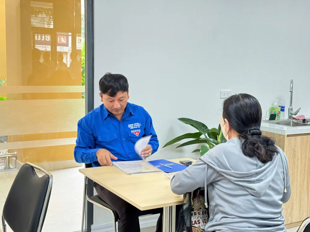 Luật sư đang tư vấn cho người dân tại điểm tư vấn pháp luật miễn phí tại Trung tâm phục vụ hành chính công phường Thủ Đức, TP.HCM. Ảnh: ĐÀO TRANG. tu-van-phap-luat-mien-phi.jpg