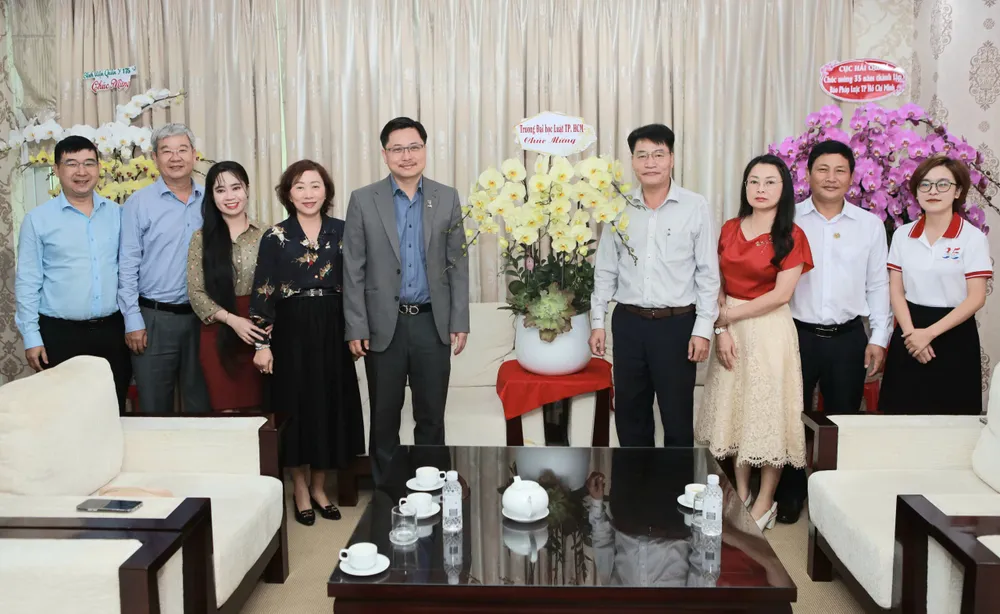 bao-phap-luat-tp.hcm- truong-dhluat.jpg