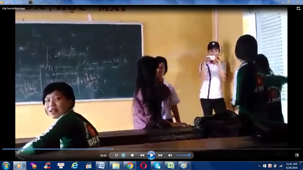 Nữ sinh lớp 10 đánh bạn túi bụi ngay tại lớp ảnh 3