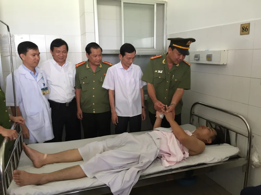 Một thượng úy công an bị chém trọng thương khi làm nhiệm vụ ảnh 1 Một thượng úy công an bị chém trọng thương khi làm nhiệm vụ ảnh 1