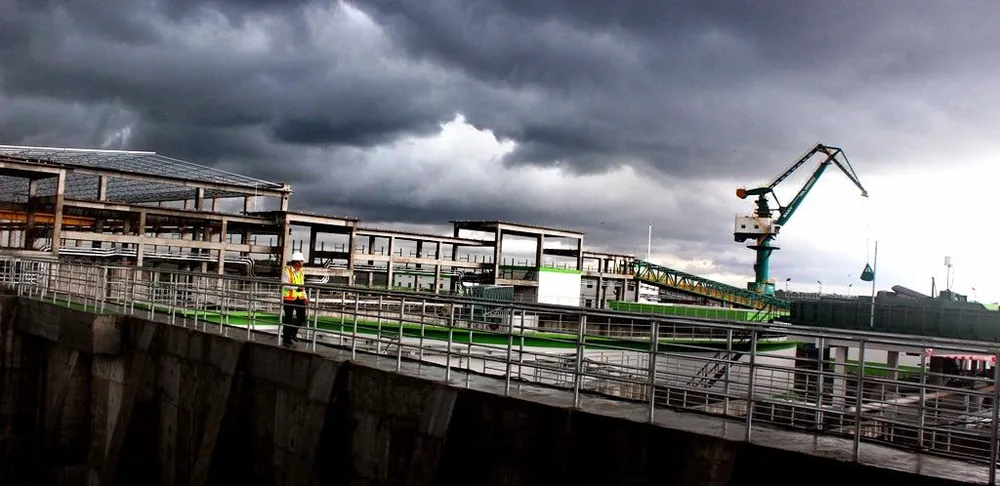 Dư luận quan ngại nếu không kiểm soát kỹ vấn đề xả thải ra sông Hậu của nhà máy giấy Lee&Man Việt Nam sẽ dẫn đến nguy cơ gây ô nhiễm. Ảnh: GIA TUỆ