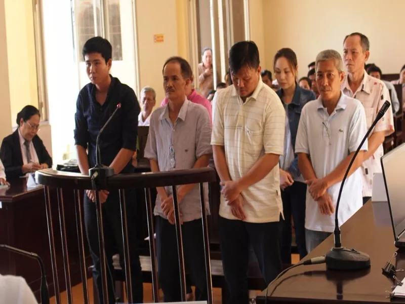 Các bị cáo nghe tòa tuyên án,