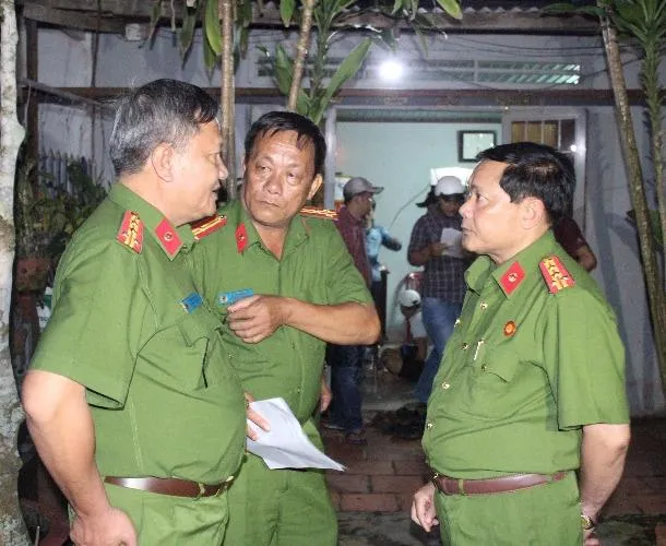 Đại tá NGuyễn Văn Thuận - Phó Giám đốc, Thủ trương Cơ quan CSĐT Công an TP Cần Thơ (bìa phải) có mặt chỉ đạo đánh án tại hiện trường - ảnh CTV P.T