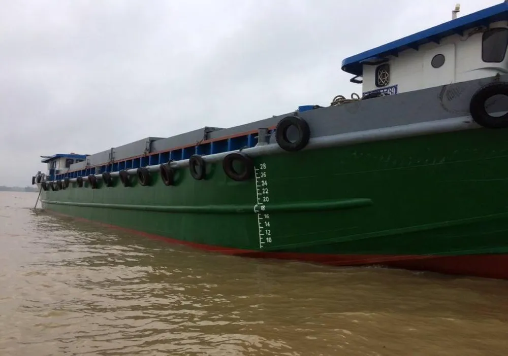 Chiếc sà lan gây ra vụ va chạm.