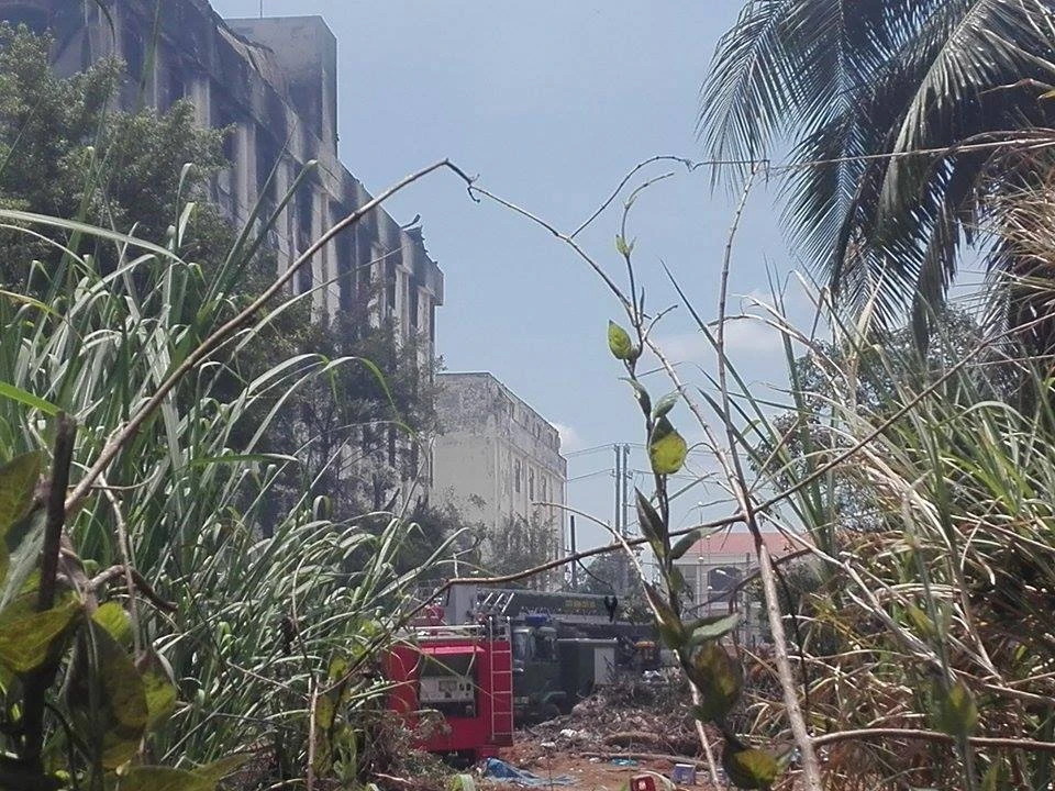 Vụ cháy Cần Thơ: Đang phá tường, xịt nước hạ nhiệt ảnh 3