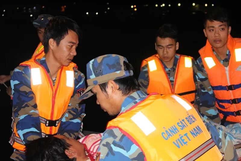 Cảnh sát biển chuyển kịp 1 ca chấn thương sọ não vào bờ ảnh 1 Cảnh sát biển chuyển kịp 1 ca chấn thương sọ não vào bờ ảnh 1