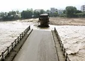 Sập cầu làm 8 người chết, mất tích là do... thiên tai?