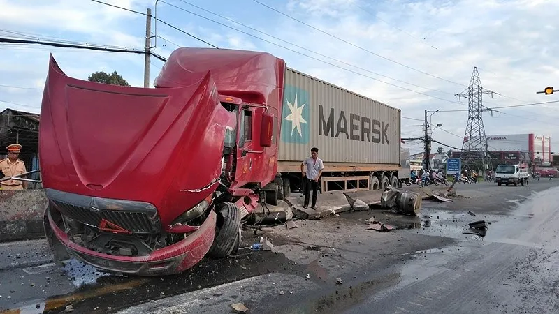 Xe đầu kéo tông ngã hàng loạt dải phân cách trên QL1A ảnh 1