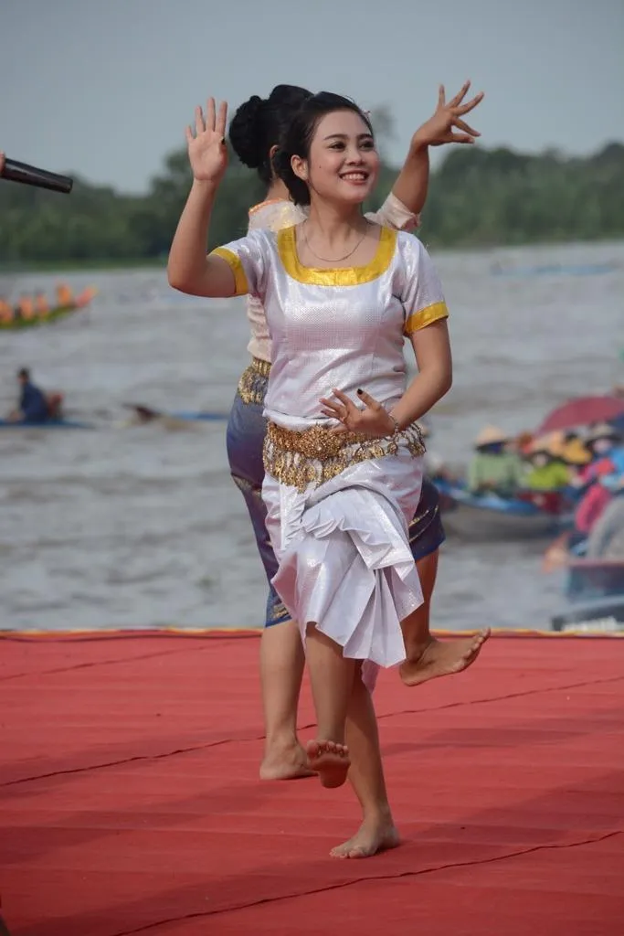 Du khách ùn ùn khai hội Ok om bok ảnh 12