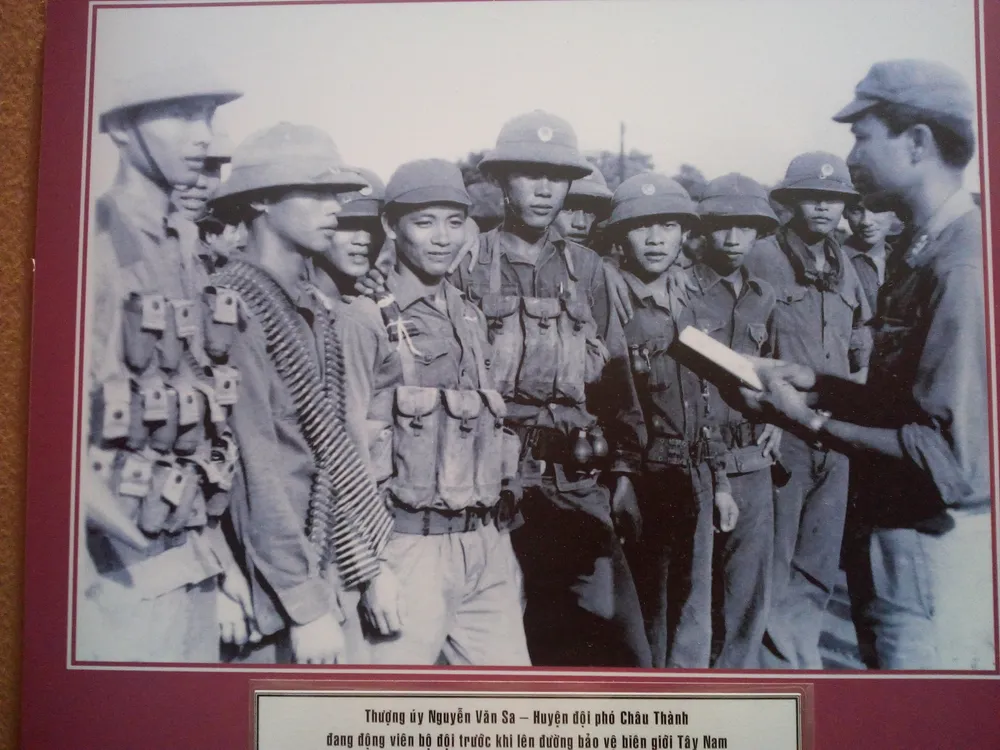 Triển lãm ảnh hiện vật "40 năm chiến thắng biên giới Tây Nam" ảnh 4