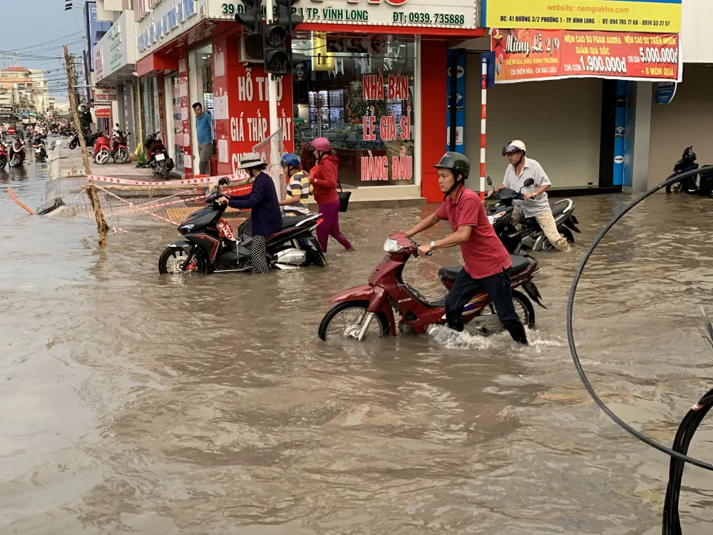 Vĩnh Long: Xe cộ 'bơi' giữa phố do triều cường ảnh 2 Vĩnh Long: Xe cộ 'bơi' giữa phố do triều cường ảnh 2