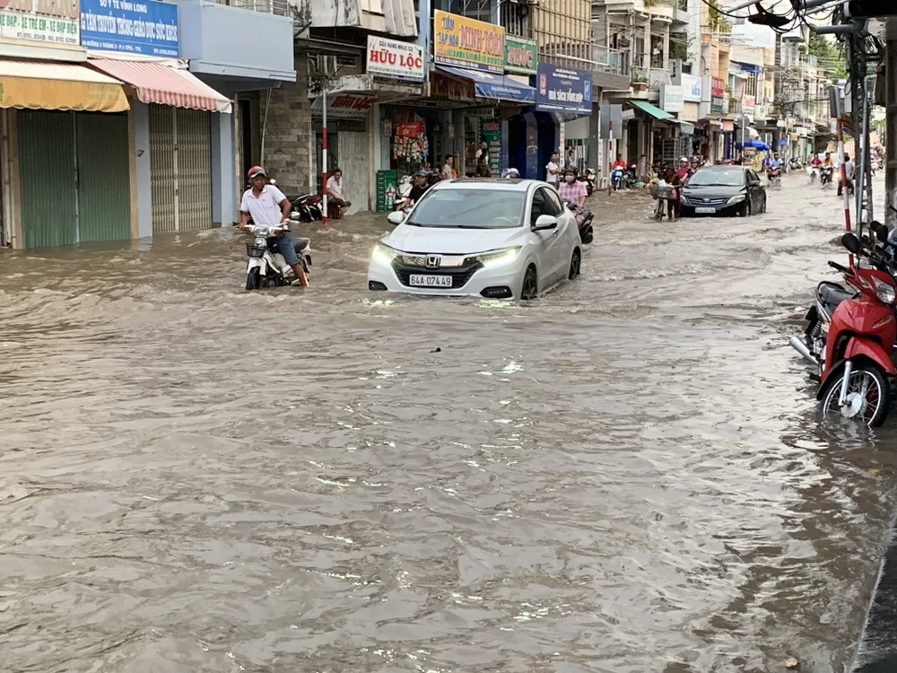 Vĩnh Long: Xe cộ 'bơi' giữa phố do triều cường ảnh 4 Vĩnh Long: Xe cộ 'bơi' giữa phố do triều cường ảnh 4