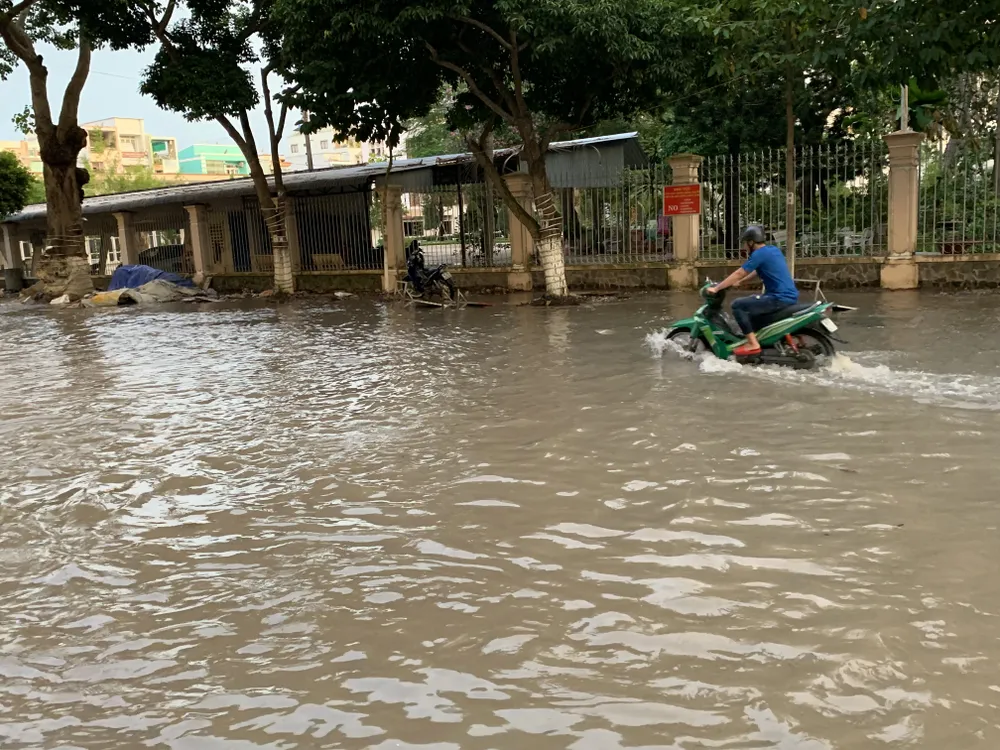 Vĩnh Long: Xe cộ 'bơi' giữa phố do triều cường ảnh 3 Vĩnh Long: Xe cộ 'bơi' giữa phố do triều cường ảnh 3