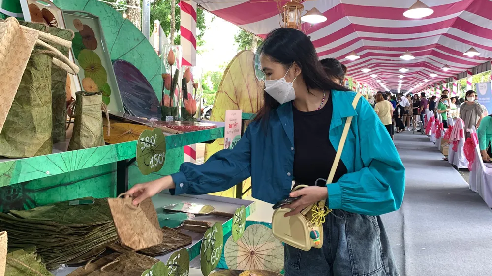 Du khách tham quan và mua sắm sản phẩm làm từ sen ở Đồng Tháp.