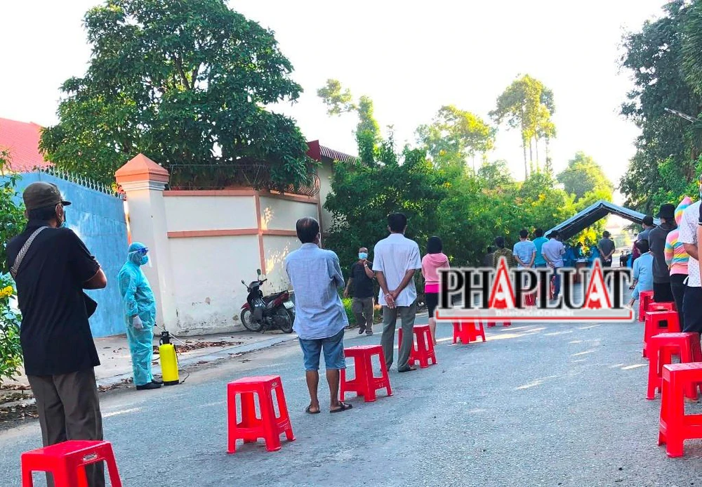 Người dân ở Cần Thơ xếp hàng chờ xét nghiệm COVID-19 cộng đồng hồi tháng 8-2021. Ảnh: NHẪN NAM