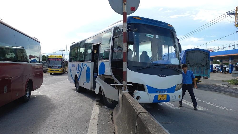 Xe khách 51B-096.26 do né xe khác đâm vào dải phân cách. Ảnh: THẢO VY