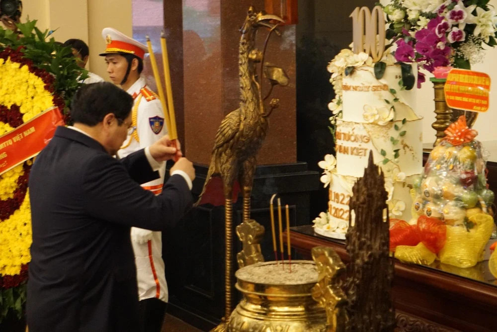 Tại khu lưu niệm Thủ tướng Võ Văn Kiệt ở tỉnh Vĩnh Long, Thủ tướng Phạm Minh Chính dâng hương tưởng nhớ cố Thủ tướng Võ Văn Kiệt. Ảnh: HẢI DƯƠNG.