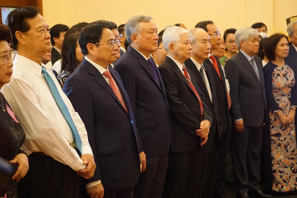 Lãnh đạo Đảng, Nhà nước, Quốc hội, Chính phủ và các bộ ngành trung ương tại khu lưu niệm cố Thủ tướng Võ Văn Kiệt. Ảnh: HẢI DƯƠNG.