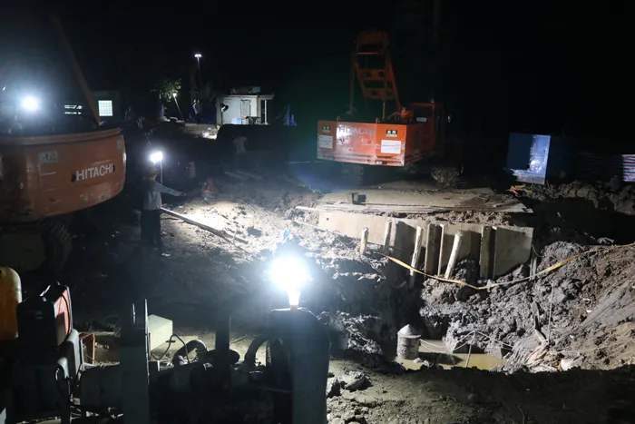 Lực lượng cứu hộ chia ca làm việc xuyên đêm. Ảnh: CTTĐT Lực lượng cứu hộ chia ca làm việc xuyên đêm. Ảnh: CTTĐT