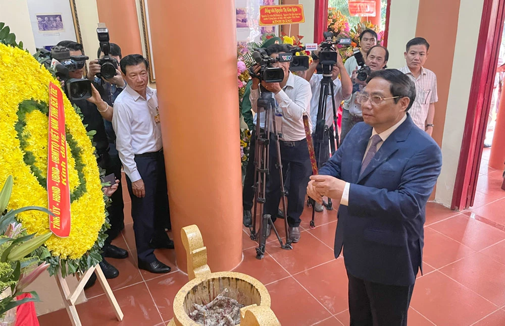 Thủ tướng Chính phủ Phạm Minh Chính dâng hương tri ân tại Đền thờ Huỳnh Tấn Phát. Ảnh: bentre.gov.vn
