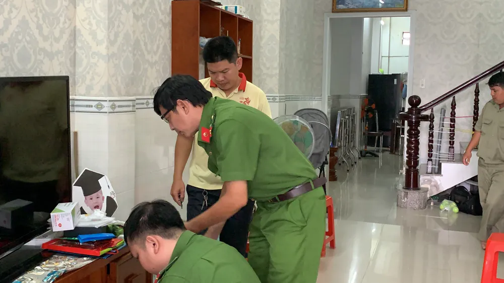 Công an thu giữ tài liệu tại nhà Châu Ngọc Ý. Ảnh: HẢI DƯƠNG
