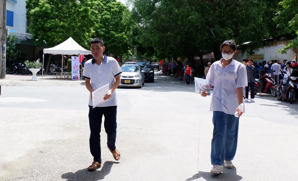 Thí sinh Hoàng Huy Tiến (38 tuổi) tại điểm thi trường THPT Hàm Rồng, thành phố Thanh Hóa. Ảnh: ĐT Thí sinh Hoàng Huy Tiến (38 tuổi) tại điểm thi trường THPT Hàm Rồng, thành phố Thanh Hóa. Ảnh: ĐT