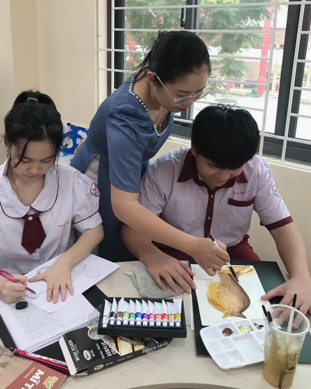 Một tiết học mỹ thuật của học sinh lớp 10 Trường THPT Ngô Thời Nhiệm cơ sở Thủ Đức. Ảnh: HP