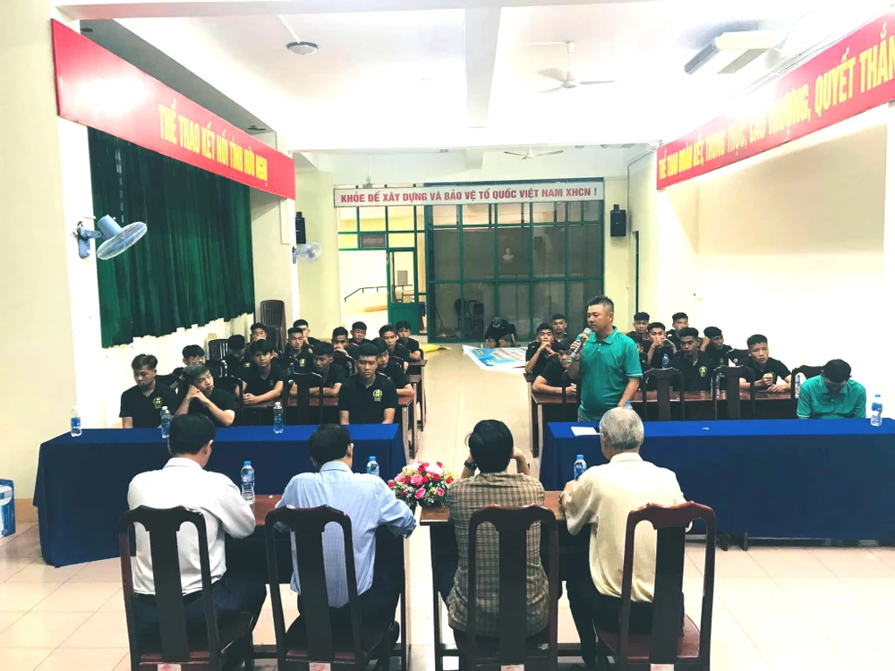 Lãnh đạo đạo Sở VH-TT&amp;DL và Trung tâm TDTT TP Cần Thơ gặp gỡ, động viên U-21 Cần Thơ trước ngày ra quân dự giải. Ảnh: NCT