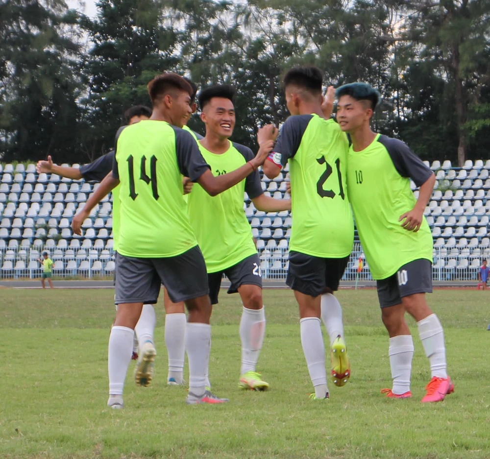 Theo HLV Nguyễn Chí Thiện, với lực lượng đa phần là lứa 17-18 tuổi, U-21 Cần Thơ cố gắng nỗ lực hết mình qua từng trận một. Ảnh: NCT