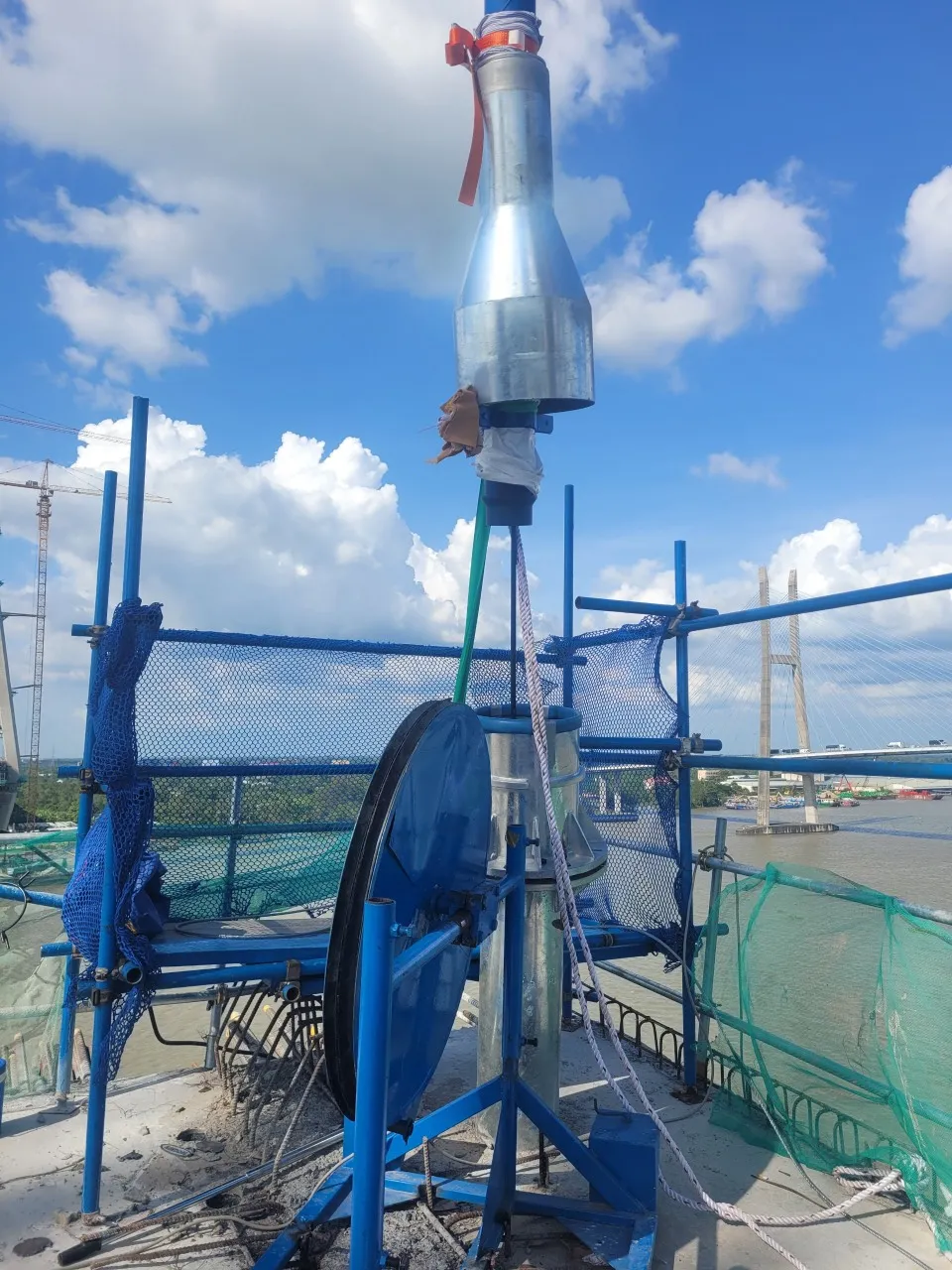 Cáp dây văng đầu tiên của cầu Mỹ Thuận 2 được căng lên vào ngày 5-12-2022