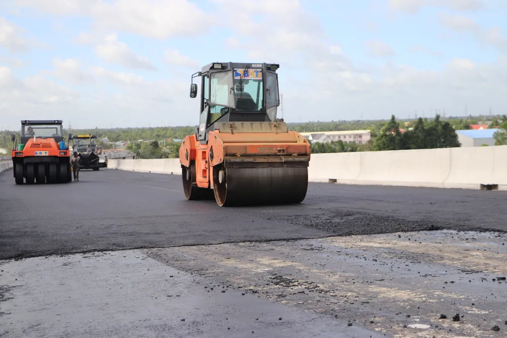 Thi công trải nhựa dốc cầu phía bờ Vĩnh Long