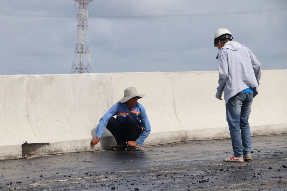 Công nhân kiểm tra lại các thông số kỹ thuật