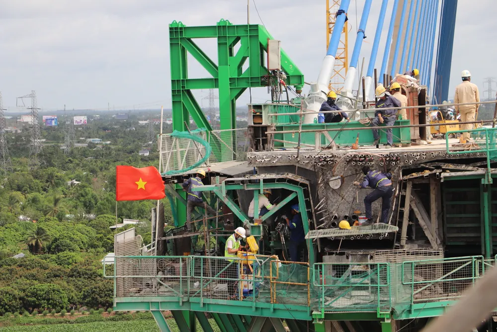 Công nhân tích cực thi công dầm MK15 phía bờ Tiền Giang