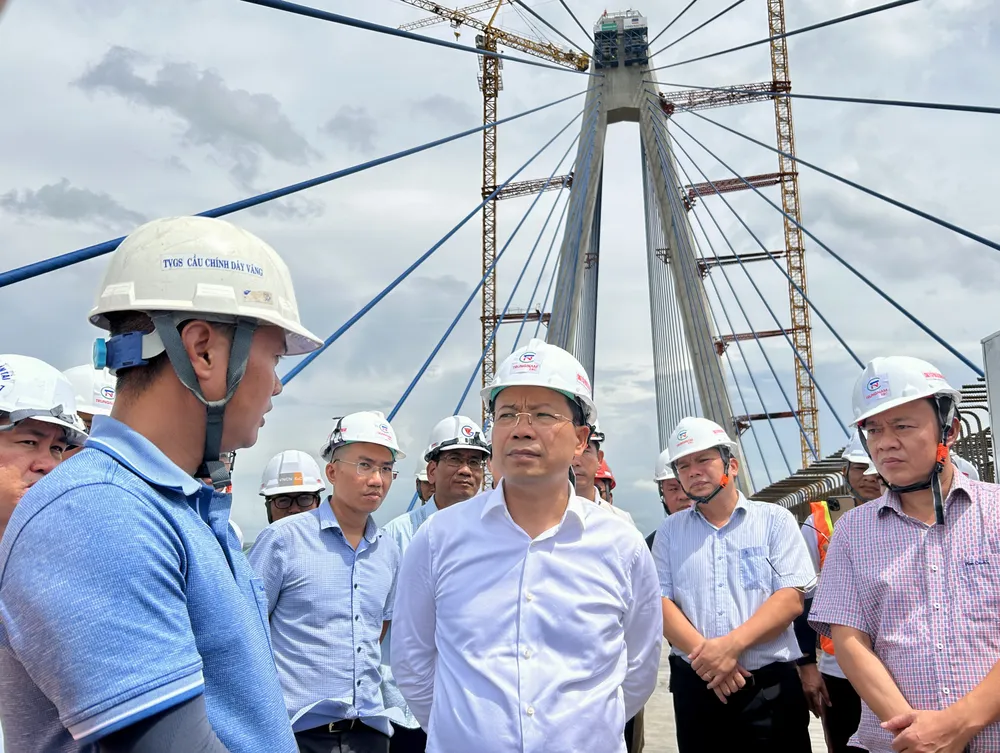 Thứ trưởng Bộ GTVT Nguyễn Duy Lâm đã đã đến kiểm tra hiện trường, tặng quà động viên kỹ sư, công nhân Dự án cầu Mỹ Thuận 2 và đường dẫn hai đầu cầu.