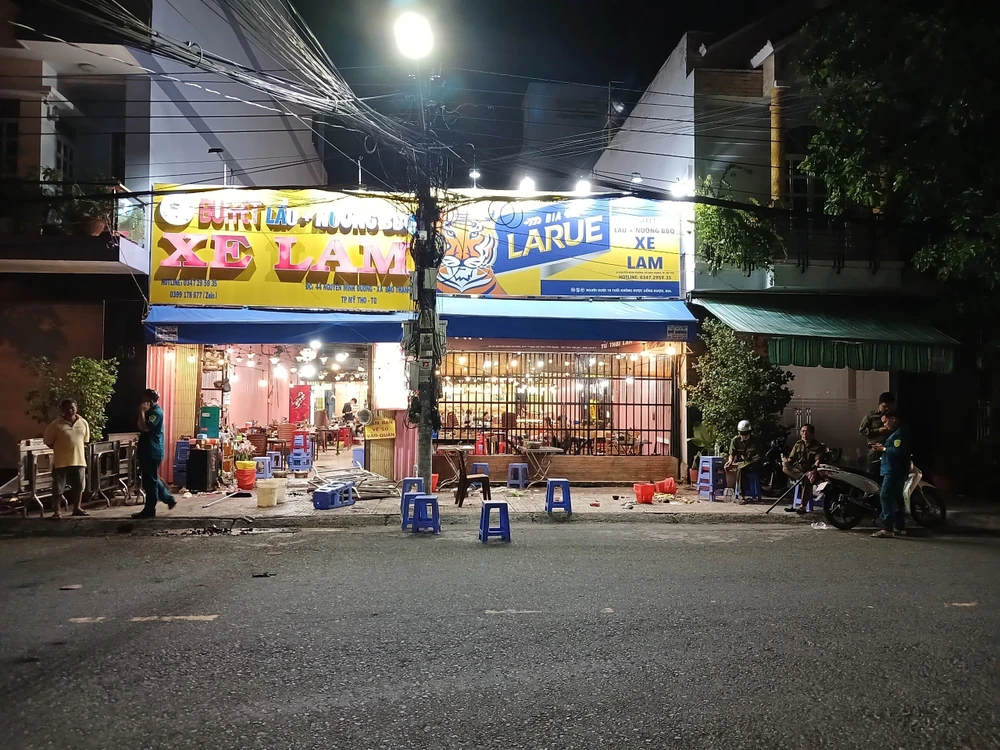Hiện trường vụ gây rối trật tự công cộng xảy ra tối 11-9 tại quán Buffet “Xe Lam”, TP Mỹ Tho.Ảnh: CTV