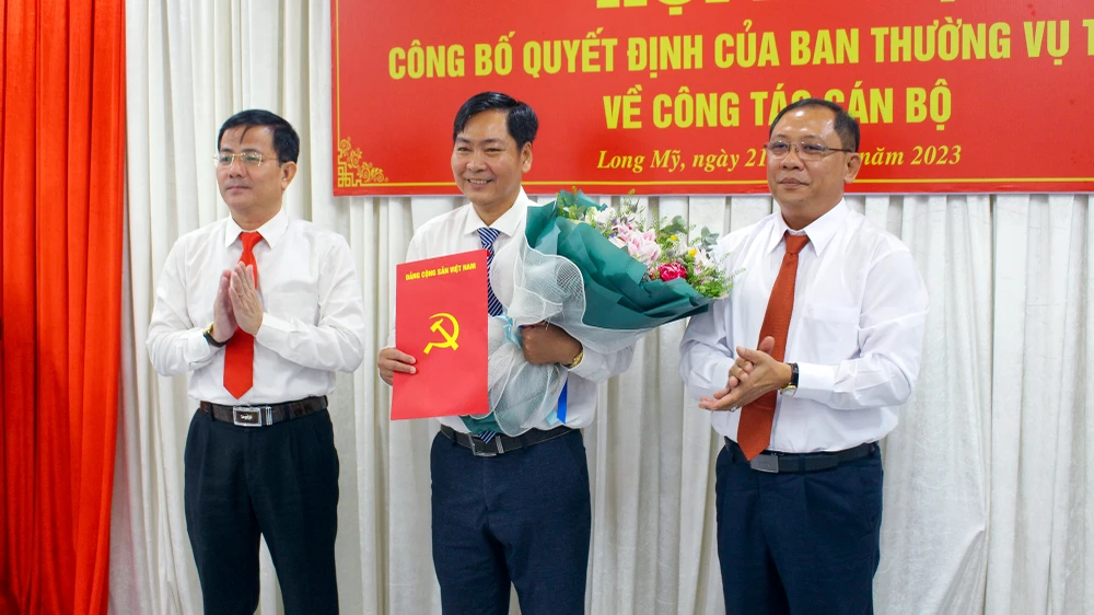Thường trực Tỉnh uỷ Hậu Giang trao quyết định công tác cán bộ tại Long Mỹ. Ảnh: TS Hậu Giang quy định chi tiết tiêu chuẩn cán bộ chủ chốt cấp tỉnh, huyện