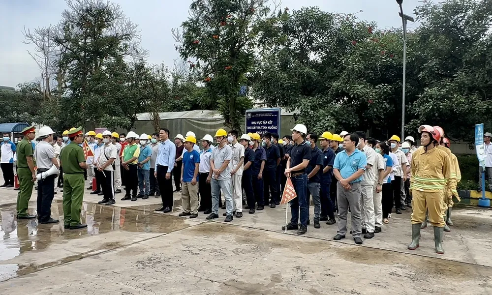 Phòng Cảnh Sát PCCC và cứu nạn, cứu hộ (Công an tỉnh Bến Tre) phối hợp với chi nhánh công ty C.P Việt Nam tổ chức thực tập phương án chữa cháy và cứu nạn, cứu hộ. Ảnh: CẨM TÚ Thực tập chữa cháy tại công ty ở KCN An Hiệp (Bến Tre)