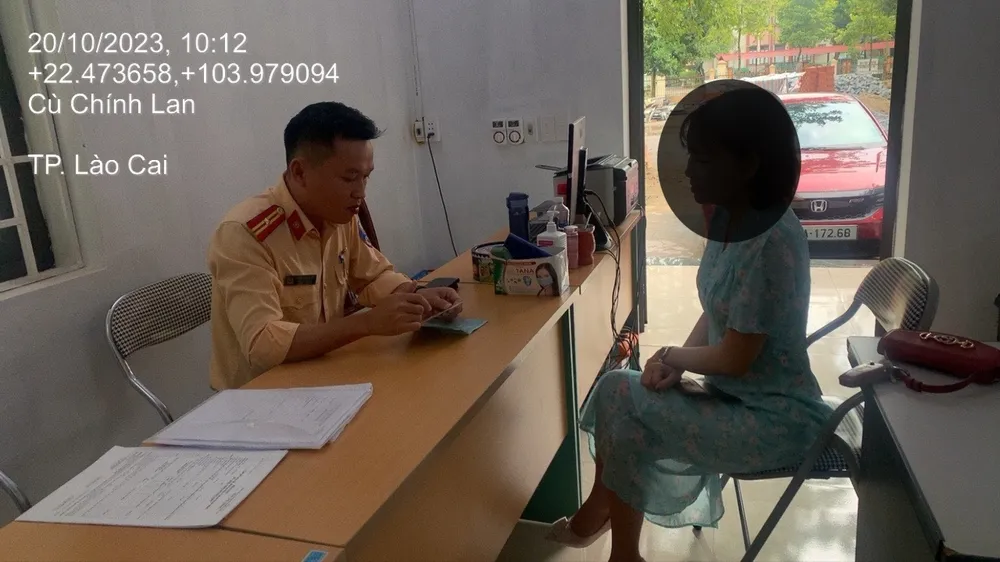 Nữ tài xế làm việc tại cơ quan chức năng. Ảnh CA z4803452454157-35d07db7c50e6356f3bf666a473d67af-3091-2240.jpg