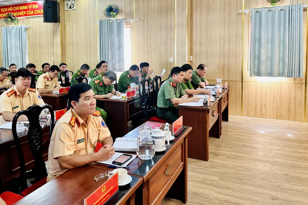 Cuộc họp có sự tham dự của Ban chỉ huy Phòng CSGT TP.HCM, đại điện Ban Chỉ huy các Phòng, Ban nghiệp vụ, Công an Quận 12, huyện Bình Chánh, huyện Hóc Môn và TP. Thủ Đức. Ảnh: PC08 csgt-tp-hcm-trien-khai-tuan-tra-kiem-soat-xu-ly-vi-pham-tren-quoc-lo-1a-2.jpg