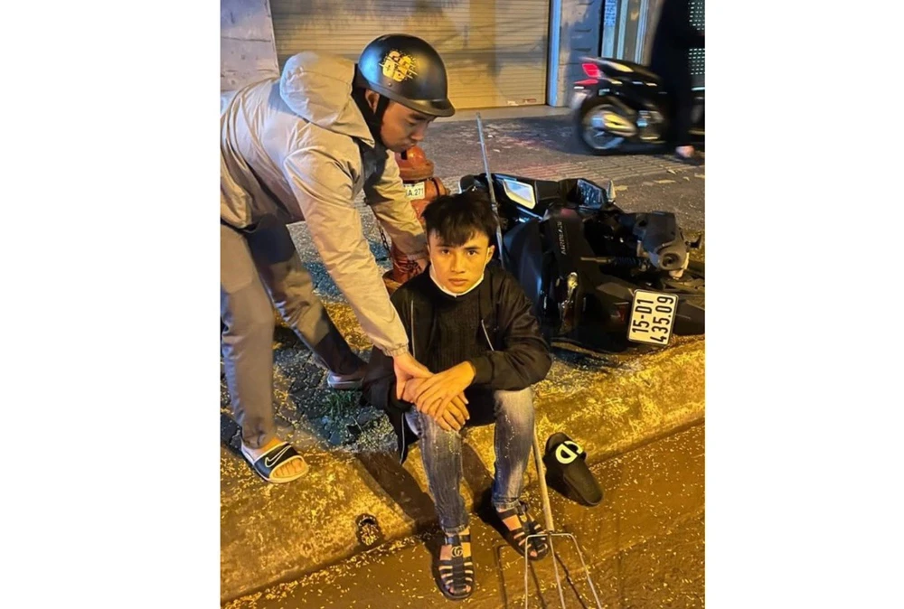 Nam thanh niên cầm gậy ba chỉa, phóng xe điên cuồng trên đường phố