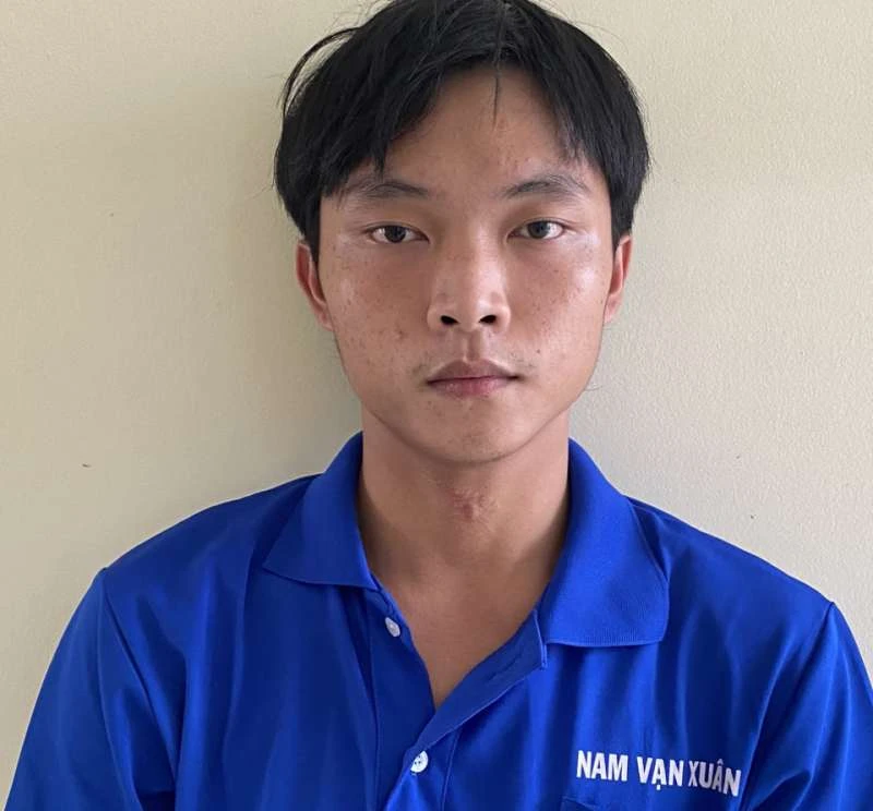 Nam công nhân ở lén cài ứng dụng MoMo trên điện thoại nữ đồng nghiệp để trộm tiền