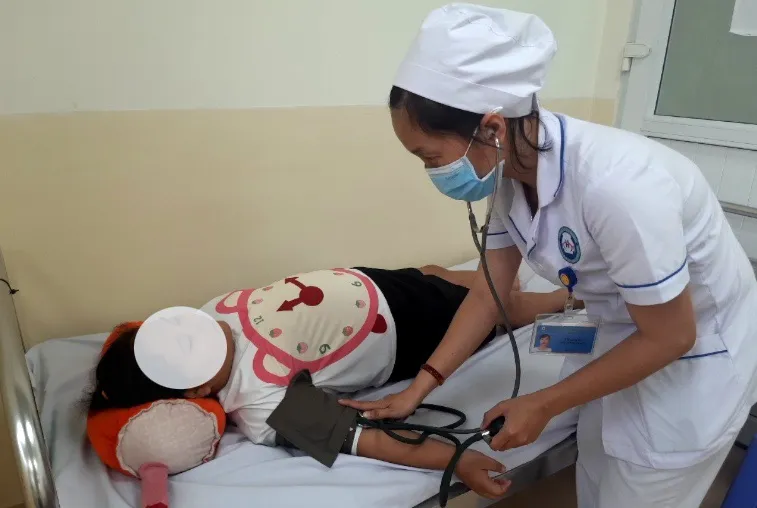 Do được điều trị tại BV Đa khoa khu vực Hóc Môn mới nên cháu M mau khỏe. Ảnh: TRẦN NGỌC dieu-tri-1.jpg