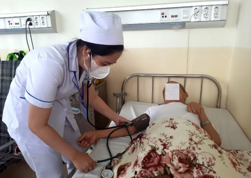 Ông T đang được điều trị tại BV Đa khoa khu vực Hóc Môn mới. Ảnh: TRẦN NGỌC dieu-tri-8765-7489.jpg