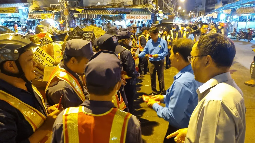 Khanh Hoa - tham cong nhan ve sinh.jpg