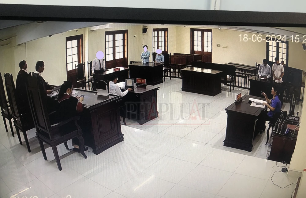 Quang cảnh phiên tòa xét xử chiều 18-6 có luật sư VMT tham gia phiên tòa đứng ở hàng ghế dành cho luật sư. Ảnh chụp màn hình: NN TAND TP Cần Thơ kiến nghị khởi tố luật sư VMT