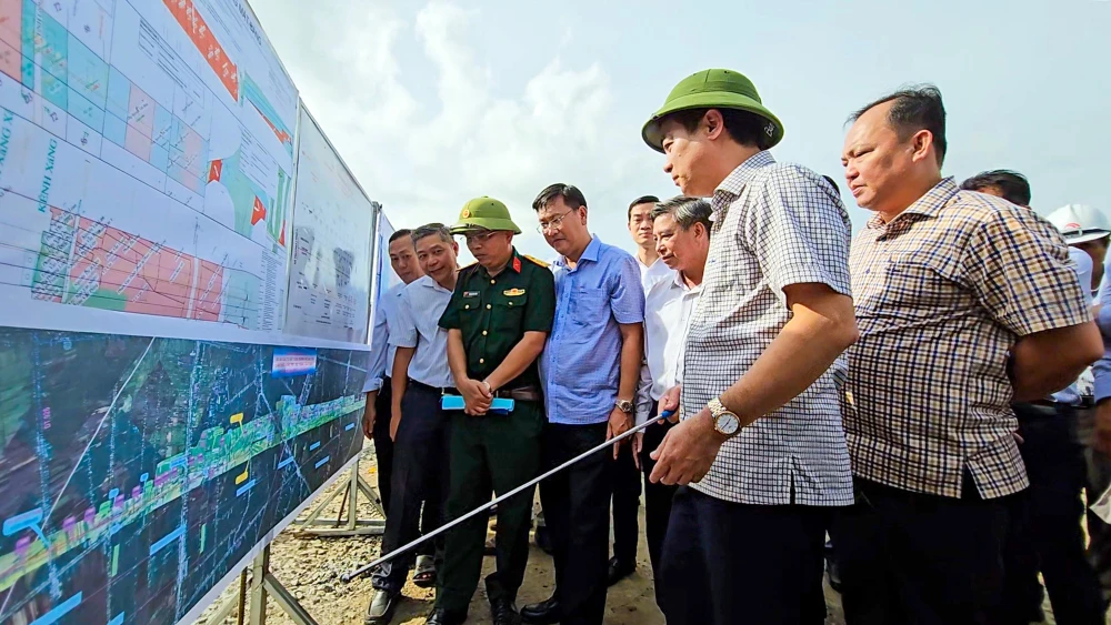 Lãnh đạo Tỉnh ủy, UBND tỉnh Hậu Giang kiểm tra tiến độ thực hiện dự án thành phần 3 thuộc dự án cao tốc Châu Đốc - Cần Thơ - Sóc Trăng. Đây là dự án tạo động lực tăng trưởng kinh tế cho tỉnh. Ảnh: NGUYỄN TOÀN hau-giang-tang-truong-kinh-te-4.jpg